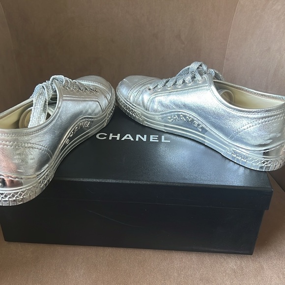 Chanel SILVER Laminated Lambskin Sneakers - Size 39 - Picture 5 of 6